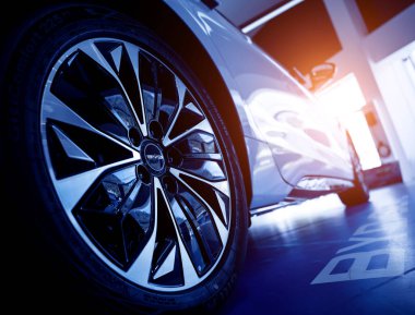 PHUKET, THAILAND 20 ARALIK 2023: BYD Electric araba galerisi logosu olan tekerlekler Tayland 'da. Hayalini kur..