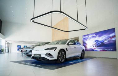 PHUKET, THAILAND 20 ARALIK 2023 Tayland 'daki BYD elektrikli araba galerisi. Hayalini kur..
