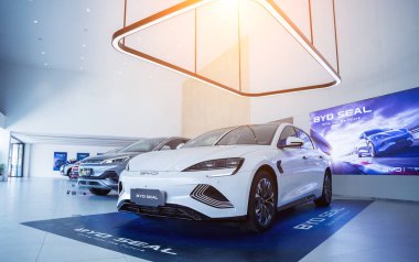 PHUKET, THAILAND 20 ARALIK 2023 Tayland 'daki BYD elektrikli araba galerisi. Hayalini kur..