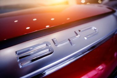 PHUKET, THAILAND... 20 ARALIK 2023: Tayland 'da elektrikli araba galerisi. Hayalini kur..