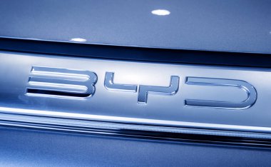 PHUKET, THAILAND... 20 ARALIK 2023: Tayland 'da elektrikli araba galerisi. Hayalini kur..