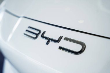 PHUKET, THAILAND... 20 ARALIK 2023: Tayland 'da elektrikli araba galerisi. Hayalini kur..