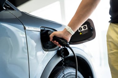 PHUKET, THAILAND 20 ARALIK 2023: BYD elektrikli araba Tayland 'daki galeride şarj ediliyor. Hayalini kur..