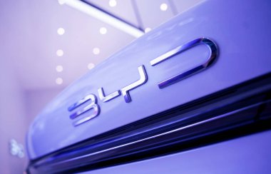 PHUKET, THAILAND... 20 ARALIK 2023: Tayland 'da elektrikli araba galerisi. Hayalini kur..