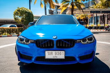 PHUKET, THAILAND 25 ARALIK 2023: güzel mavi BMW M3 serisi otoparkta 