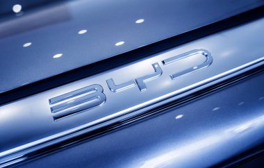 PHUKET, THAILAND... 20 ARALIK 2023: Tayland 'da elektrikli araba galerisi. Hayalini kur..