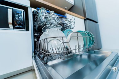 Beyaz mutfak ve temiz bulaşıklarla bulaşık makinesi..