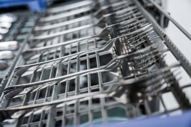 Beyaz mutfak ve temiz bulaşıklarla bulaşık makinesi..