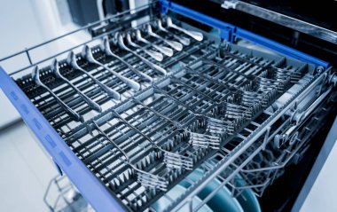 Beyaz mutfak ve temiz bulaşıklarla bulaşık makinesi..