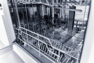 Beyaz mutfak ve temiz bulaşıklarla bulaşık makinesi..