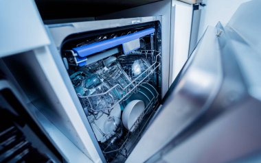 Beyaz mutfak ve temiz bulaşıklarla bulaşık makinesi..