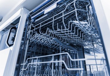 Beyaz mutfak ve temiz bulaşıklarla bulaşık makinesi..