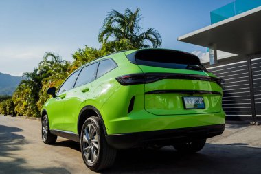PHUKET, THAILAND 25 ARALIK 2023: yeşil GWM Haval H6 Tayland sokaklarında