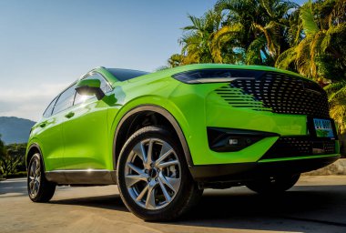 PHUKET, THAILAND 25 ARALIK 2023: yeşil GWM Haval H6 Tayland sokaklarında