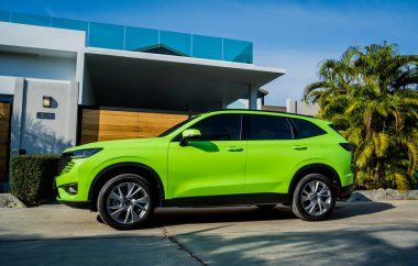 PHUKET, THAILAND 25 ARALIK 2023: yeşil GWM Haval H6 Tayland sokaklarında