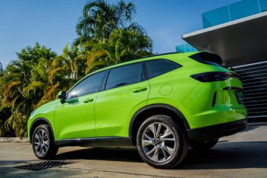 PHUKET, THAILAND 25 ARALIK 2023: yeşil GWM Haval H6 Tayland sokaklarında