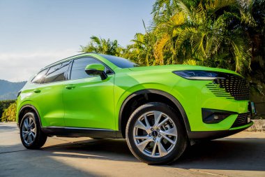 PHUKET, THAILAND 25 ARALIK 2023: yeşil GWM Haval H6 Tayland sokaklarında