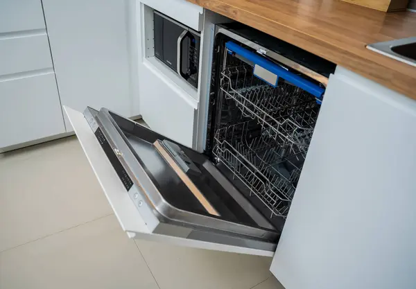 Die Weiße Küche Und Offene Spülmaschine Mit Sauberem Geschirr — Stockfoto