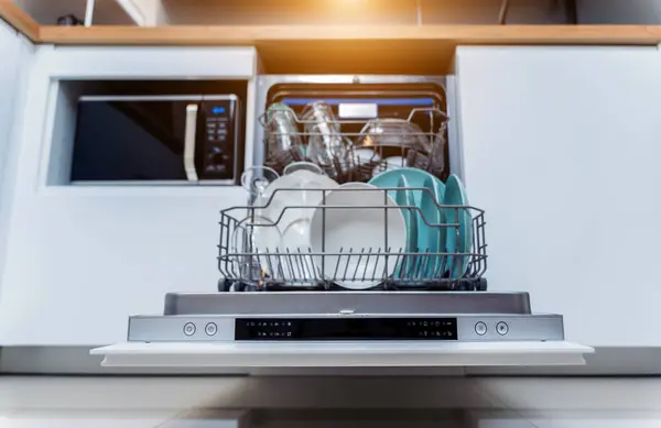 Белая Кухня Открытая Посудомоечная Машина Чистой Посудой — стоковое фото