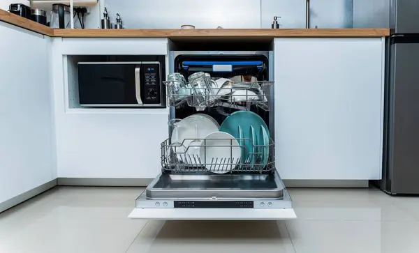 Cozinha Branca Máquina Lavar Louça Aberta Com Pratos Limpos — Fotografia de Stock