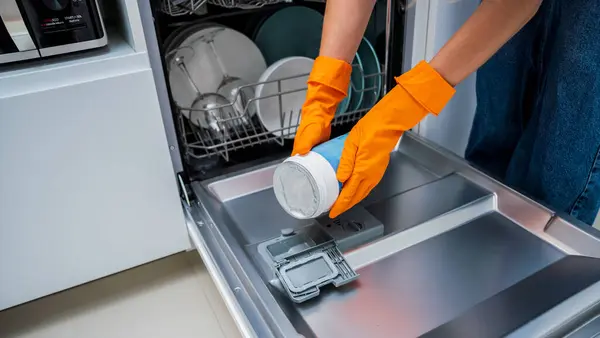 Mulher Adicionando Detergente Para Máquina Lavar Louça Gaveta — Fotografia de Stock