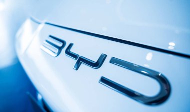 PHUKET, THAILAND... 20 ARALIK 2023: Tayland 'da elektrikli araba galerisi. Hayalini kur..