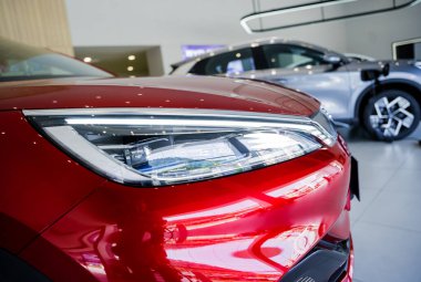 PHUKET, THAILAND 20 ARALIK 2023 Tayland 'daki BYD elektrikli araba galerisi. Hayalini kur..