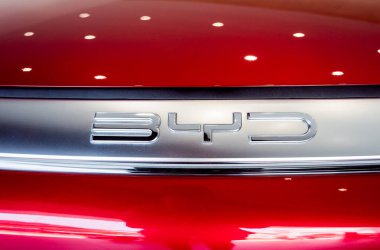 PHUKET, THAILAND... 20 ARALIK 2023: Tayland 'da elektrikli araba galerisi. Hayalini kur..