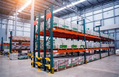 Ev eşyaları için büyük bir alışveriş merkezi deposu..
