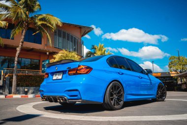 PHUKET, THAILAND 25 ARALIK 2023: güzel mavi BMW M3 serisi otoparkta 