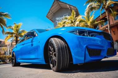 PHUKET, THAILAND 25 ARALIK 2023: güzel mavi BMW M3 serisi otoparkta 