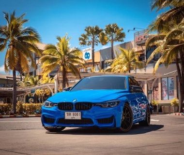 PHUKET, THAILAND 25 ARALIK 2023: güzel mavi BMW M3 serisi otoparkta 