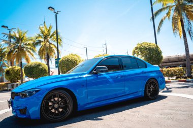 PHUKET, THAILAND 25 ARALIK 2023: güzel mavi BMW M3 serisi otoparkta 