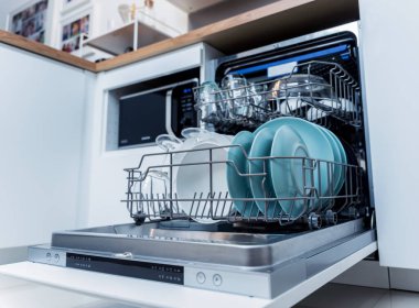 Beyaz mutfak ve temiz bulaşıklarla bulaşık makinesi..