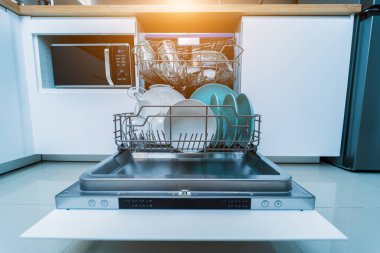 Beyaz mutfak ve temiz bulaşıklarla bulaşık makinesi..