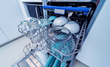 Beyaz mutfak ve temiz bulaşıklarla bulaşık makinesi..