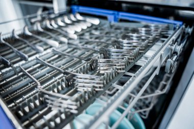 Beyaz mutfak ve temiz bulaşıklarla bulaşık makinesi..