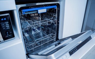 Beyaz mutfak ve temiz bulaşıklarla bulaşık makinesi..