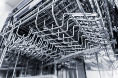 Beyaz mutfak ve temiz bulaşıklarla bulaşık makinesi..