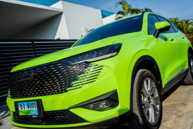 PHUKET, THAILAND 25 ARALIK 2023: yeşil GWM Haval H6 Tayland sokaklarında