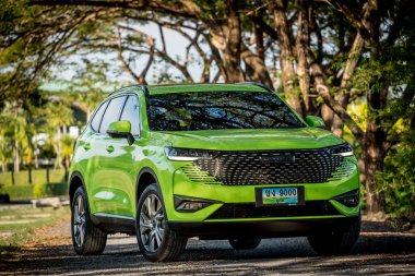 PHUKET, THAILAND 25 ARALIK 2023: yeşil GWM Haval H6 Tayland sokaklarında