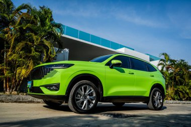 PHUKET, THAILAND 25 ARALIK 2023: yeşil GWM Haval H6 Tayland sokaklarında