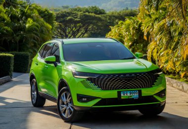 PHUKET, THAILAND 25 ARALIK 2023: yeşil GWM Haval H6 Tayland sokaklarında