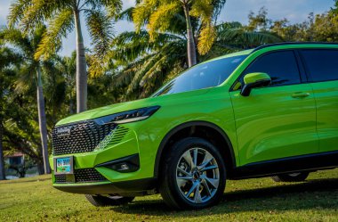 PHUKET, THAILAND 25 ARALIK 2023: yeşil GWM Haval H6 Tayland sokaklarında