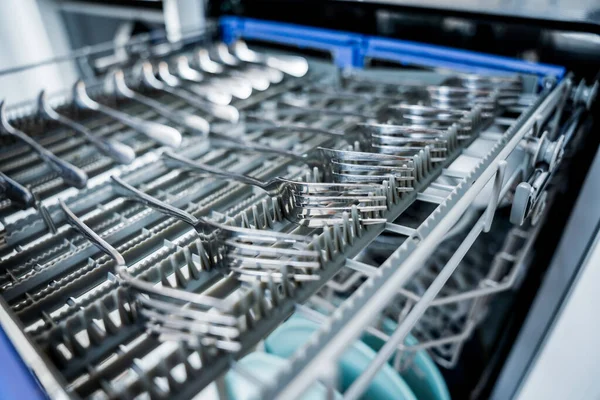 Beyaz mutfak ve temiz bulaşıklarla bulaşık makinesi..