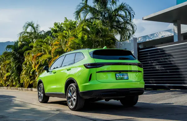 PHUKET, THAILAND 25 ARALIK 2023: yeşil GWM Haval H6 Tayland sokaklarında