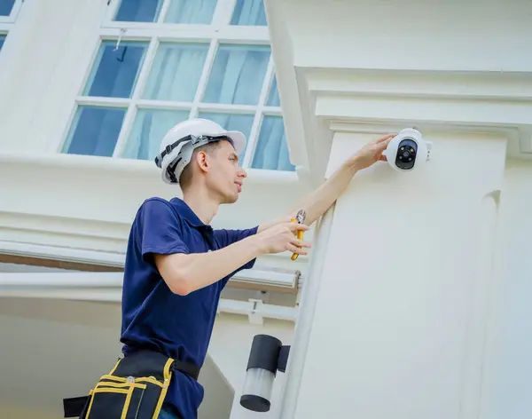 Technician Installs Cctv Camera Facade Residential Building — Stock Photo, Image
