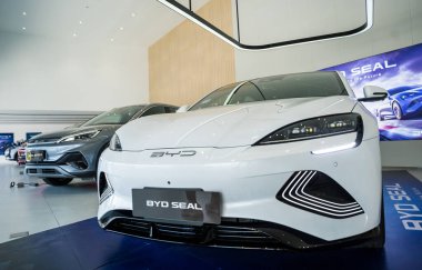 PHUKET, THAILAND 20 ARALIK 2023 Tayland 'daki BYD elektrikli araba galerisi. Hayalini kur..