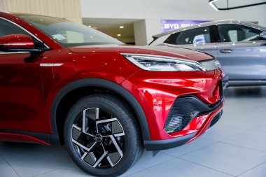 PHUKET, THAILAND 20 ARALIK 2023 Tayland 'daki BYD elektrikli araba galerisi. Hayalini kur..