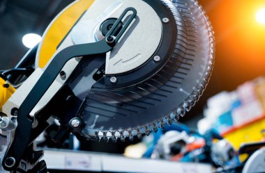 Galeride odun kesmek için otomatik testere..